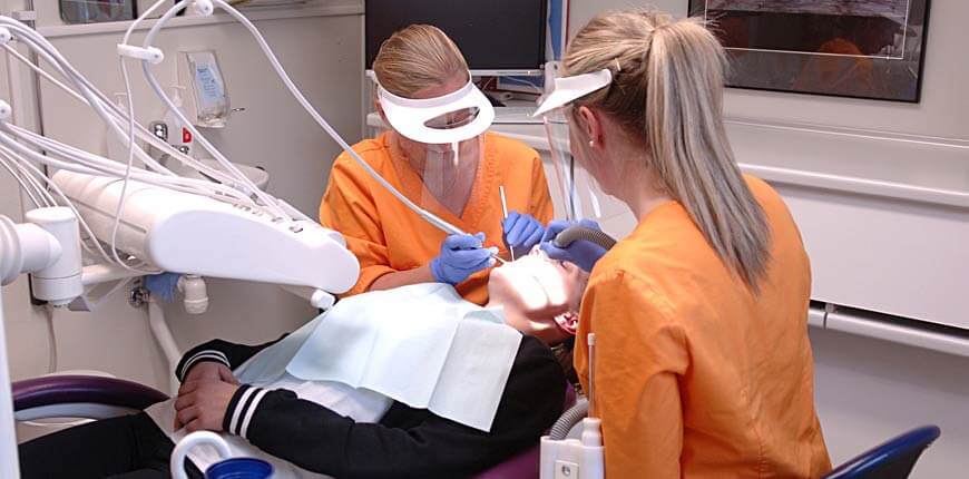 Tandläkare som undersöker patient